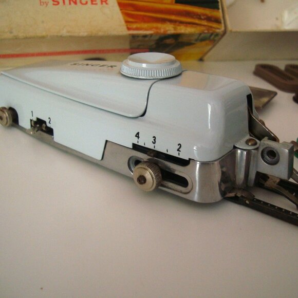 Singer Professional Buttonholer 161829 for Slant Needle Zig-Zag Sewing Machine - Picture 3 of 13